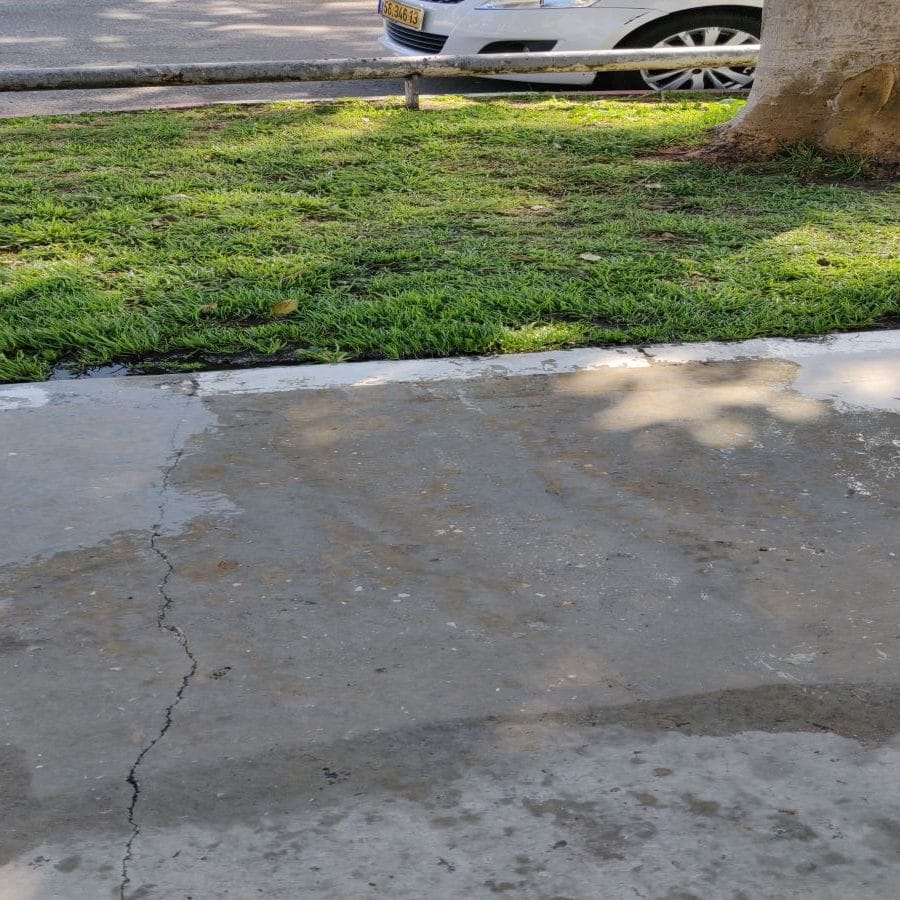 משטח בטון נקי אחרי ניקוי בלחץ מים