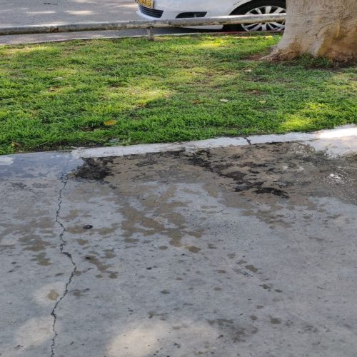 בטון_לפניריבוע_-rotated.jpg משטח בטון מלוכלך לפני ניקוי בלחץ מים